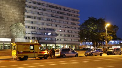 Mit mehreren Wagen ist die Polizei am Samstag gegen 21 Uhr am Karl-Marx-Monument im Einsatz gewesen. Den Angaben zufolge war es dort zu einer Auseinandersetzung zwischen drei Personen gekommen.