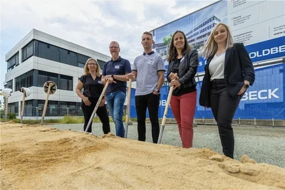 Junges Team übernimmt Verantwortung: Anja Schumann, Steffen Rössler, Frederik Roßbach, Franziska Blank, Adeline Hofmann (von links) planen und bauen den neuen Goldbeck-Campus in Treuen.