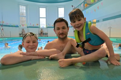 Tobias Hänel (Mitte) hat sich mit seinen zwei Jungs Linus (li.) und Theodor (r.) ins Badevergnügen gestürzt.