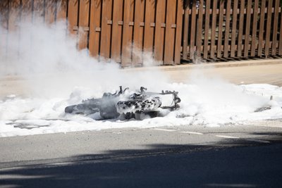 Das Motorrad wurde mit Schaum gelöscht.
