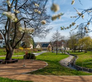 Nach der Verschönerungskur bietet der Pockauer Kulturpark wieder Platz zur Erholung für Kinder und Familien. Doch die drastische Kostenentwicklung wirft Fragen auf. 