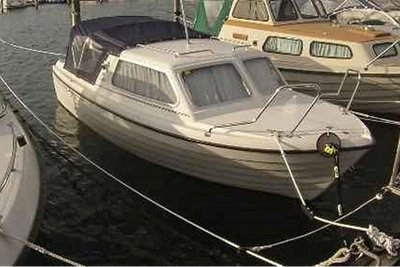 Das Cremo 550 HT der schwedischen Firma Crescent ist ein kleines Kajütboot aus glasfaserverstärktem Kunststoff (GFK) mit einer Gesamtlänge von 5,50 Meter. In der Kabine lassen sich zwei Sofas in eine große Liegefläche verwandeln. Geeignet ist das 550 HT für bis zu 6 Personen. Preis ohne Motor und Trailer): ab 16.000 Euro. Weitere 7.500 Euro sind für einen 30-PS-Motor einzuplanen.
