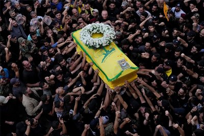 Hisbollah-Mitglieder tragen den Sarg ihres Kameraden, der am Mittwoch durch die Explosion eines tragbaren Kommunikationgerätes getötet wurde, zu Grabe.