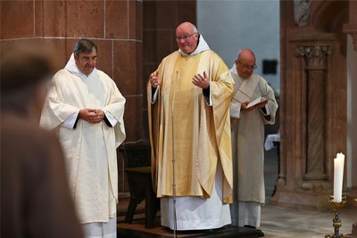 Pater Maurus Kraß (Mitte) hatte die Idee, Michael Triegel für das neue Altarbild für die Basilika anzufragen.