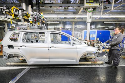 Eine Mitarbeiterin arbeitet im VW-Stammwerk in Wolfsburg im Karosseriebau an einem VW-Tiguan.