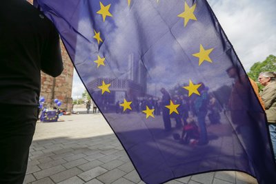 Mit Fähnchen, blauen Luftballons und dem Singen der Europahymne haben heute Nachmittag rund 80 Menschen der Bewegung 'Pulse of Europe' vor dem Roten Turm demonstriert.