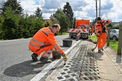 Mitarbeiter der Straßenmeisterei Großbothen haben an der B 107 in Möseln am Dienstag noch gearbeitet. l