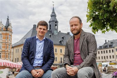 Steffen Zerge (l.) ist Leiter der Netzregion Südsachsen bei Mitnetz, in der annähernd 776.000 Einwohner mit Strom versorgt werden. Mit ihm in Annaberg: Pressesprecher Hagen Ruhmer. 