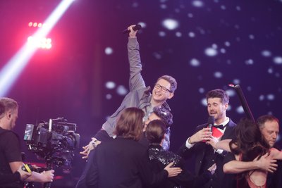 Samuel Rösch bejubelt seinen Sieg bei  "The Voice of Germany".