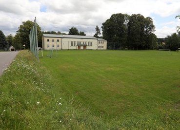 Teile des Bernsdorfer Sportplatzes sollten für ein neues Feuerwehrhaus geopfert werden. Nach einem Patt im Gemeinderat wurde die Entscheidung aber verschoben. Ein weiterer Standort werde geprüft. 