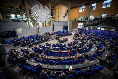 Der gut gefüllte Plenarsaal des Bundestages in Berlin.