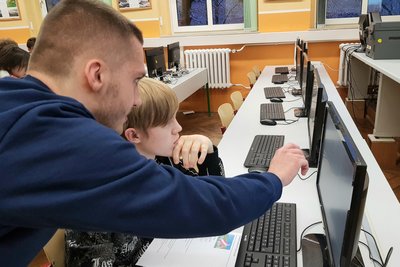 Auch Collin Leistner blieb nicht am Lehrerpult kleben. Hier hilft er Marek weiter.