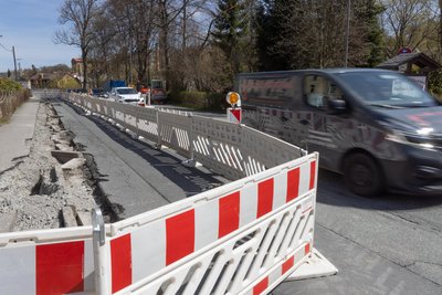 Aktuell regelt eine Baustellenampel den Verkehr auf der B 95 in Bärenstein. Voraussichtlich schon nächste Woche wird die Bundesstraße komplett gesperrt.