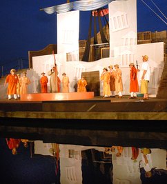 Odysseus auf der Seebühne der Talsperre Kriebstein - für die Darsteller zuweilen nicht ganz ungefährlich.