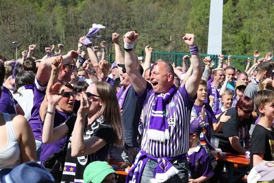 Knapp 1000 Fans bejubelten den Aufstieg im Auer Stadion.