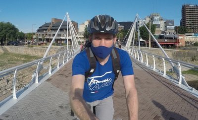 Der Thalheimer in Villa Carlos Paz in Argentinien. Der Mundschutz muss in der Stadt permanent getragen werden, auch im Freien. 