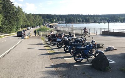 Unterhalb der Staumauer ist ein Hotspot für die Motorradfahrer. 