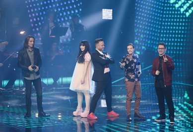 Die vier Finalisten zu Beginn der Show: Sänger Olly Murs (Mitte) mit Eros Atomus Isler (links), Jessica Schaffler, Benjamin Dolic und Samuel Rösch (rechts).
