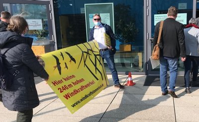 Ihren Protest gegen Windrad-Bauvorhaben, wie die zwischen Kleinschirma und Kleinwaltersdorf, haben Bürgerinitiativen auch schon gegenüber den Kreistagsmitgliedern proklamiert, wie hier vor einer Sitzung in Hartha. 