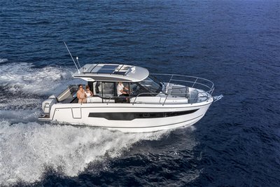 Mit 8,94 Metern ist die Merry Fisher 895 von Jeanneau streng genommen einen Meter zu kurz, um als Motorjacht durchzugehen. Zur Ausstattung zählen zwei Doppelkabinen, Dusche, Küche und WC. Geeignet für: sechs Personen (vier plus zwei Schlafplätze) Preis: ab 94.000 Euro. Die Kosten für zwei 200-PS-Motoren kommen noch obendrauf.