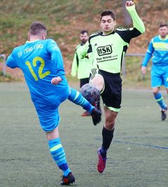 Anton Rother vom SV Crottendorf (l.) und der Dittmannsdorfer Frank Hänel versuchen, den Ball zu erobern. Letztlich gelang dies den Gästen häufiger.
