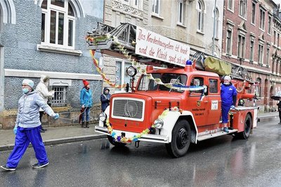 Trotz des Regens fand am Sonntag ein Faschingsumzug in Adorf statt. Im Foto: ein Wagen der Freiwilligen Feuerwehr, der die Missstände im Gesundheitswesen anprangert.