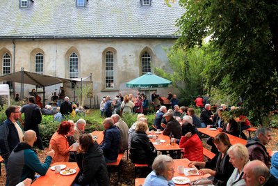 Der Kirchpark lud bei Livemusik und gastronomischen Angeboten zum Verweilen ein.