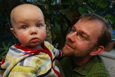 
              <p class="artikelinhalt">Die kleine Johanna aus dem Plauener Ortsteil Straßberg hat ihren Papa Thomas Spranger bald ganz für sich alleine. Der 37-Jährige bleibt für sein Töchterchen ein Jahr zu Hause, während seine Frau Constanze Winter wieder arbeiten geht.</p>
            