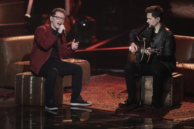 Samuel Rösch mit Mentor Michael Patrick Kelly - hier singen beide  "Auf uns" von Andreas Bourani.
