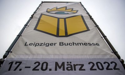 Blick auf das Logo der Leipziger Buchmesse für 2022 ist an der Neuen Messe.