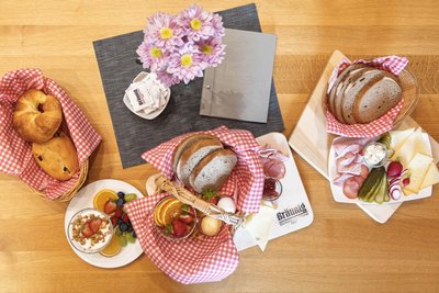 „Rotkäppchens Frühstückskorb“, „Dornröschens Traum“ und „Hänsels Herzhaftes“ machen Appetit.