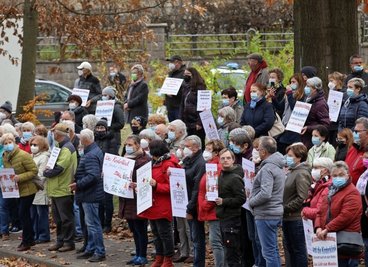 Hunderte Menschen, darunter auch viele Großeltern, protestierten am Montagnachmittag gegen die drohende Schließung der Kinderklinik des DRK-Krankenhauses Lichtenstein.