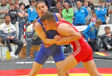 Sid Wetzel vom KSV Pausa (rechts) holte sich in der Gewichtsklasse bis 71 Kilogramm mit einem knappen 7:6-Punktsieg im Finale gegen Yassin Biltaev (SG Weilimdorf) den Deutschen Meistertitel.