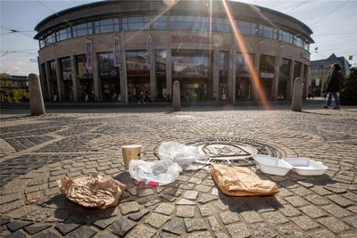 Kaffeebecher, Brötchentüten, Kunststoffboxen: Wer sich in der Plauener Innenstadt Speisen zum Mitnehmen kauft, erhält meist Wegwerf-Verpackungen.