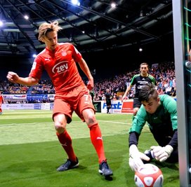 Torhüter Tommy Kitruschat von der Westsachsenauswahl kann in dieser Szene den Ball vor FSV-Spieler Bentley Baxter Bahn sichern.