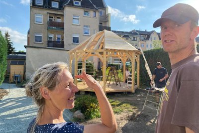 Mitmachgarten-Initiatorin Frederike Eisenkolb und Claudius Hartmann aus Buch - Kopf der Arbeiten im Garten. Dazu gehört auch der Veranstaltungs-Pavillon im Jurten-Stil.