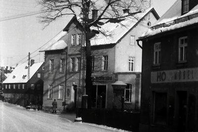 In dem Haus Hauptstraße 27 war auch eine HO für Schuhwaren drin - von 1957 bis 1967. Zum Grundstück gehört auch – anlässlich des 50-jährigen Armee-Dienstjubiläums von König Albert – die 1893 gepflanzte König-Albert-Eiche und die danebenstehende Litfaßsäule. Beide stehen außerhalb der Einfriedung.