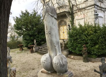 Die Penis-Skulptur im Park eines Kunst- und Immobilienhändlers in Traunkirchen steht in Sichtweite eines Pilgerwegs, der zu Ostern stark frequentiert wird.