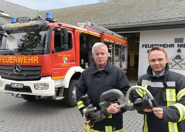 Wehrleiter Jürgen Pfüller (li.) und Bürgermeister Stephan Weinrich sind froh, das neue Fahrzeug bald in Dienst stellen zu können.