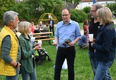 Amtsinhaber Robert Haslinger war in den vergangenen Tagen mehrfach auf Wahlkampftour, hier bei einem Grillabend auf dem Spielplatz vor der Grundschule in Köthensdorf. Aber auch online ist er überall präsent. 