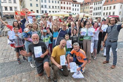 Mike La Dous (vorn rechts) hat mit mehr als 1600 Kilometern im Sattel die beste Einzelleistung beim Freiberger Stadtradeln 2023 erzielt. Die Sieger und Platzierten sind am Samstag auf dem Bergstadtfest in Freiberg geehrt worden.