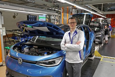 VW-Sachsen-Chef Danny Auerswald in der Montage: „Wir müssen die Produktivität um 25 Prozent verbessern.“
