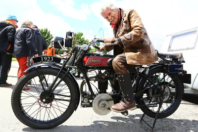 Der 78-jährige Gaststarter Lutz Reinhardt aus Annaberg-Buchholz fuhr das älteste Motorrad: eine Imperia, Baujahr 1923.