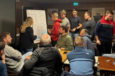 Seit der Absage des Reichenbacher Tennisfaschings wird hinter den Kulissen an der Wiederauferstehung des Party-Krachers gearbeitet. Bis Ende März hat das Publikum nun in einer Online-Umfrage das Wort. Im Bild vorn links Neuberinhaus-Chef Severin Zähringer, vor der Tafel im roten Hoodie steht Moritz Schaller vom VTC Reichenbach. Haus und Verein sind gemeinsam Veranstalter des Tefa.