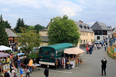 Entlang der Dorfstraße verteilten sich die Stände des Herbstmarktes.