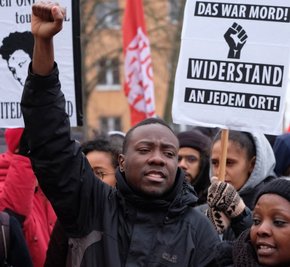 Der Kampf um die Wahrheit geht weiter: Am Sonntag versammelten sich in Dessau zum 13. Todestag von Oury Jalloh Tausende Menschen. Der Asylbewerber war damals in einer Polizeizelle verbrannt.