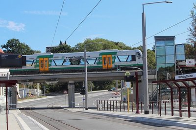 Ein 20-Jähriger nahm am Bahnhof Mitte Steine aus dem Gleisbett und schmiss sie auf Autos und eine Fußgängerin.