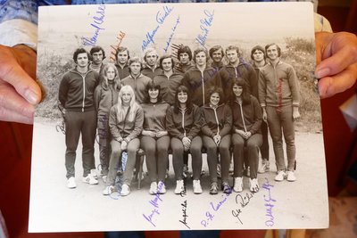 Fotos wie dieses, das mehrere spätere Olympiasieger zeigt, erinnern Helmut Massopust an seine erfolgreiche Zeit als Schuldirektor.