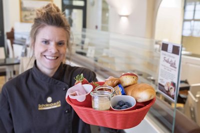 Konditormeisterin Bianca Augustin-Kreller hat für den Fototermin „Rotkäppchens Frühstückskorb“ für die Kinder vorbereitet.