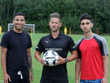 Der Lichtensteiner Trainer André Matthes freut sich über die beiden venezolanischen Neuzugänge Linnerth Edmundo Mendoza Castillo (links) und Hassan Kassen Fares Fares. Am Sonntag um 15 Uhr empfängt die Fortschritt-Elf den SV Eiche Reichenbrand zum Landesklasse-Duell.